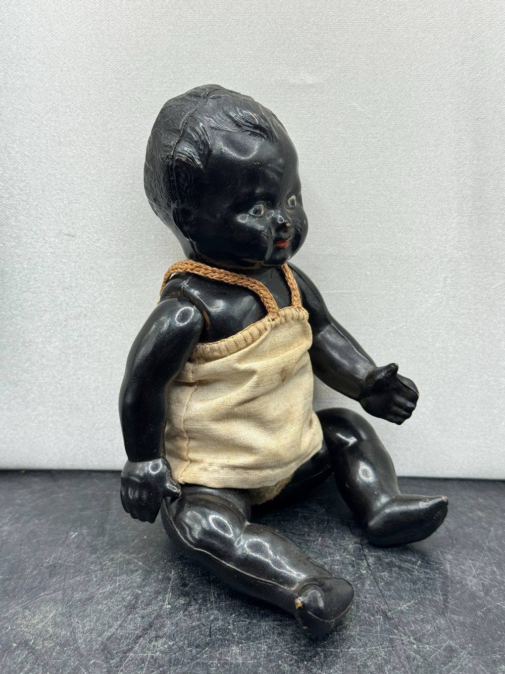 Très rare ancien petit poupon / baigneur de couleur - En terre de pipe des années 30 et son vêtement d'époque - Décoration - Collection – Image 3