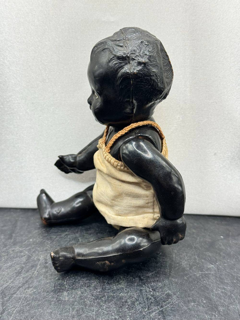Très rare ancien petit poupon / baigneur de couleur - En terre de pipe des années 30 et son vêtement d'époque - Décoration - Collection – Image 4