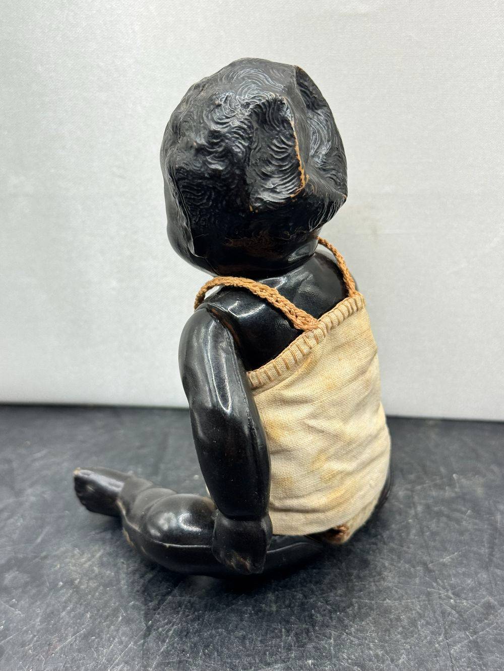 Très rare ancien petit poupon / baigneur de couleur - En terre de pipe des années 30 et son vêtement d'époque - Décoration - Collection – Image 5