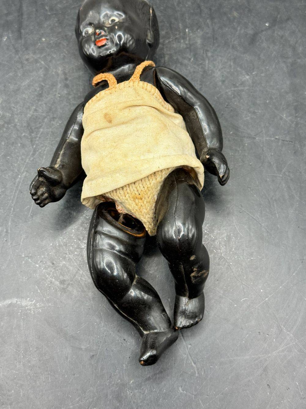 Très rare ancien petit poupon / baigneur de couleur - En terre de pipe des années 30 et son vêtement d'époque - Décoration - Collection – Image 6