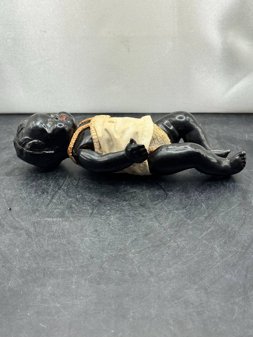 Très rare ancien petit poupon / baigneur de couleur - En terre de pipe des années 30 et son vêtement d'époque - Décoration - Collection – Image 7