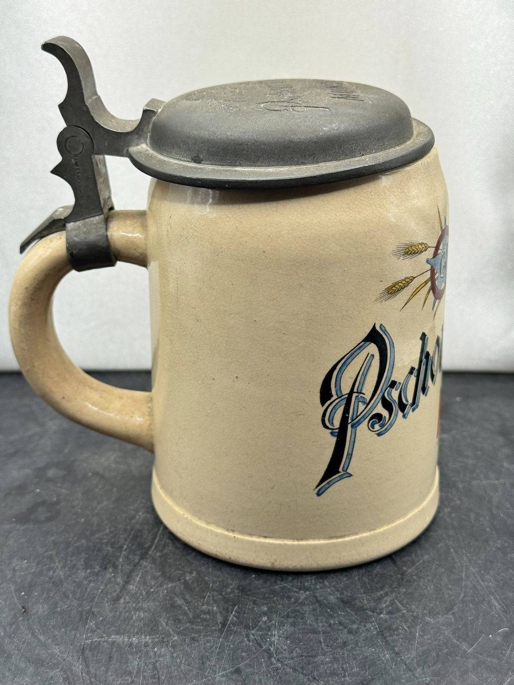 Ancienne chope à bière en grès (ou céramique) avec un couvercle à charnière en étain, arborant l'inscription de la brasserie allemande Pschorr-Bräu München et son logo étoilée « Schutzmarke » - Décoration - Collection – Image 2