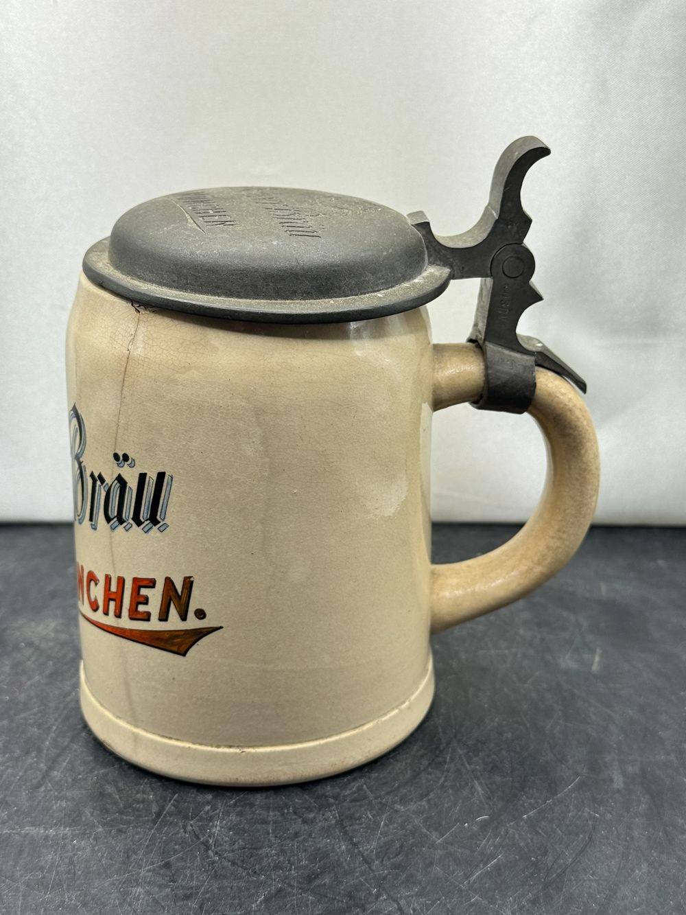 Ancienne chope à bière en grès (ou céramique) avec un couvercle à charnière en étain, arborant l'inscription de la brasserie allemande Pschorr-Bräu München et son logo étoilée « Schutzmarke » - Décoration - Collection – Image 3
