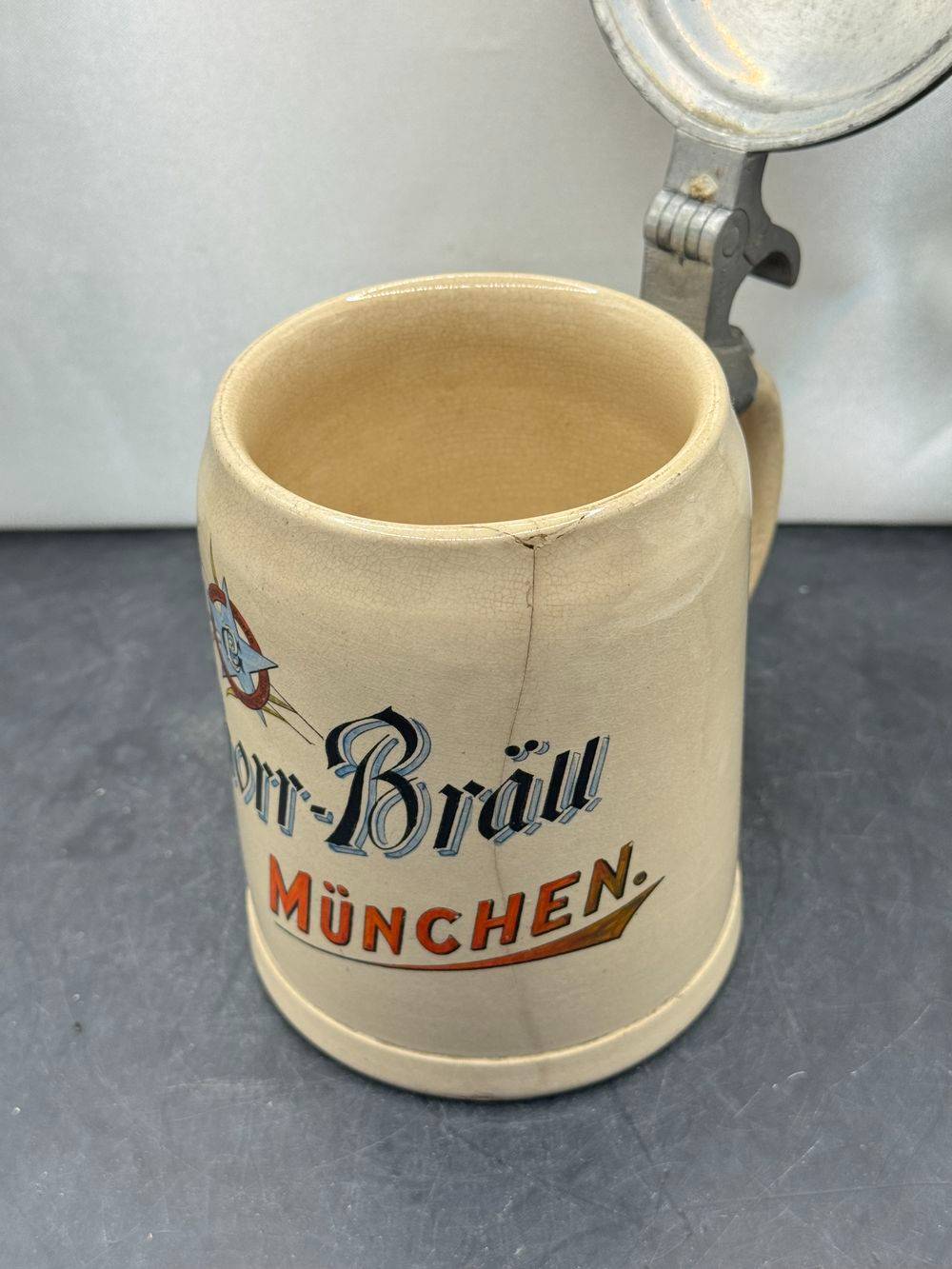 Ancienne chope à bière en grès (ou céramique) avec un couvercle à charnière en étain, arborant l'inscription de la brasserie allemande Pschorr-Bräu München et son logo étoilée « Schutzmarke » - Décoration - Collection – Image 4