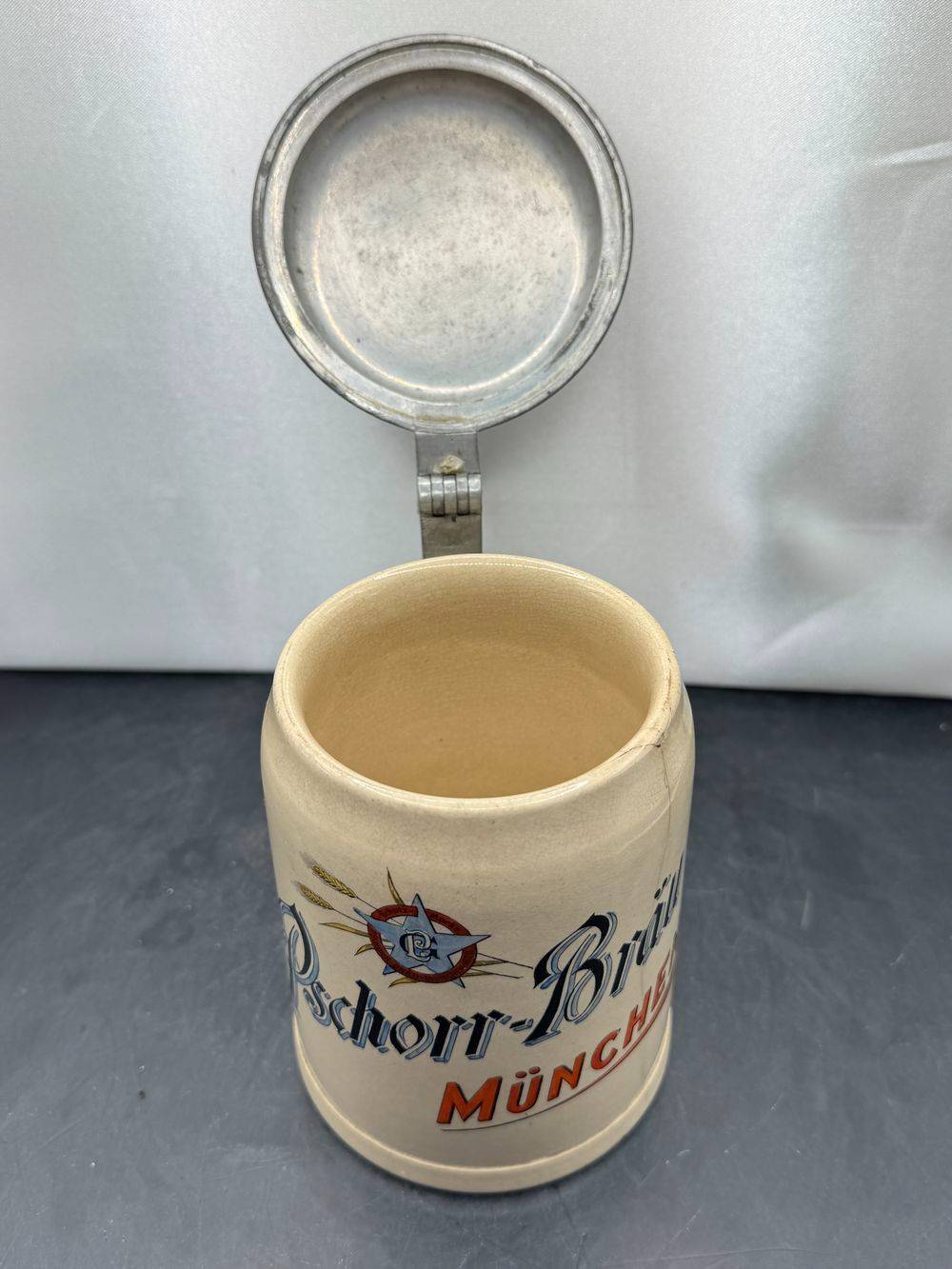Ancienne chope à bière en grès (ou céramique) avec un couvercle à charnière en étain, arborant l'inscription de la brasserie allemande Pschorr-Bräu München et son logo étoilée « Schutzmarke » - Décoration - Collection – Image 5