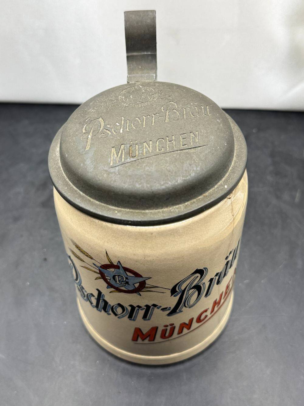 Ancienne chope à bière en grès (ou céramique) avec un couvercle à charnière en étain, arborant l'inscription de la brasserie allemande Pschorr-Bräu München et son logo étoilée « Schutzmarke » - Décoration - Collection – Image 7