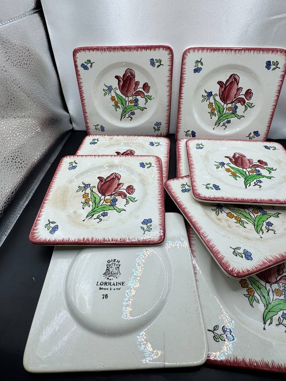 Bel ensemble / Lot de 11 assiettes à cake / dessert en faïence de Gien et peintes à la main - modèle « Lorraine » - Des années 60 - Décoration - Collection - Vintage - Art de la table – Image 2