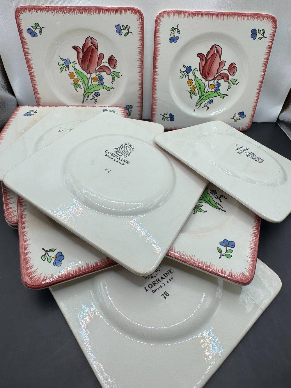 Bel ensemble / Lot de 11 assiettes à cake / dessert en faïence de Gien et peintes à la main - modèle « Lorraine » - Des années 60 - Décoration - Collection - Vintage - Art de la table – Image 6
