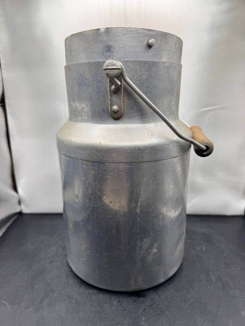 Ancien grand pot à lait en aluminium avec couvercle, chainette et poignée en bois - Vers 1950 - Déco - Collection – Image 2