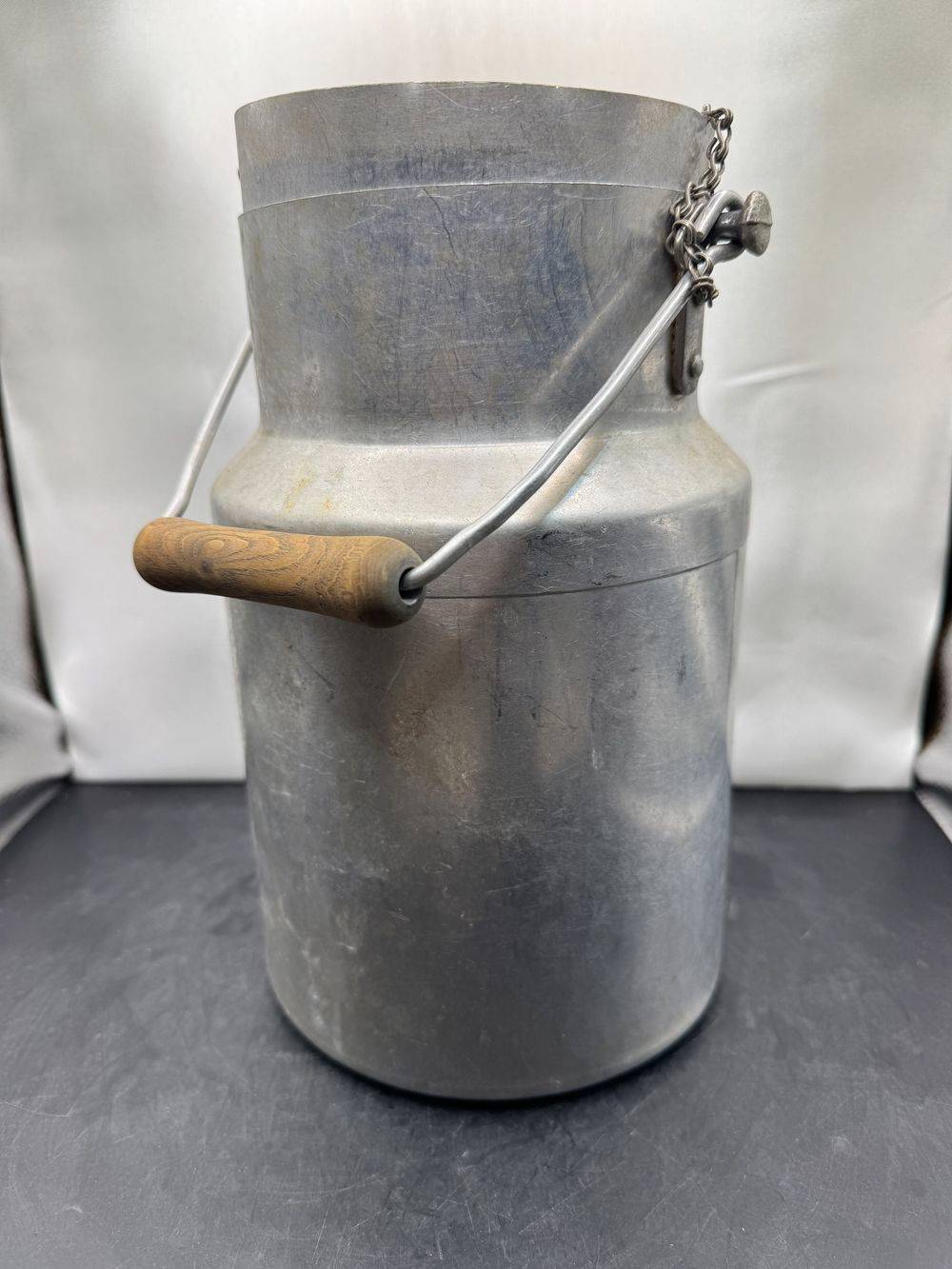 Ancien grand pot à lait en aluminium avec couvercle, chainette et poignée en bois - Vers 1950 - Déco - Collection – Image 3