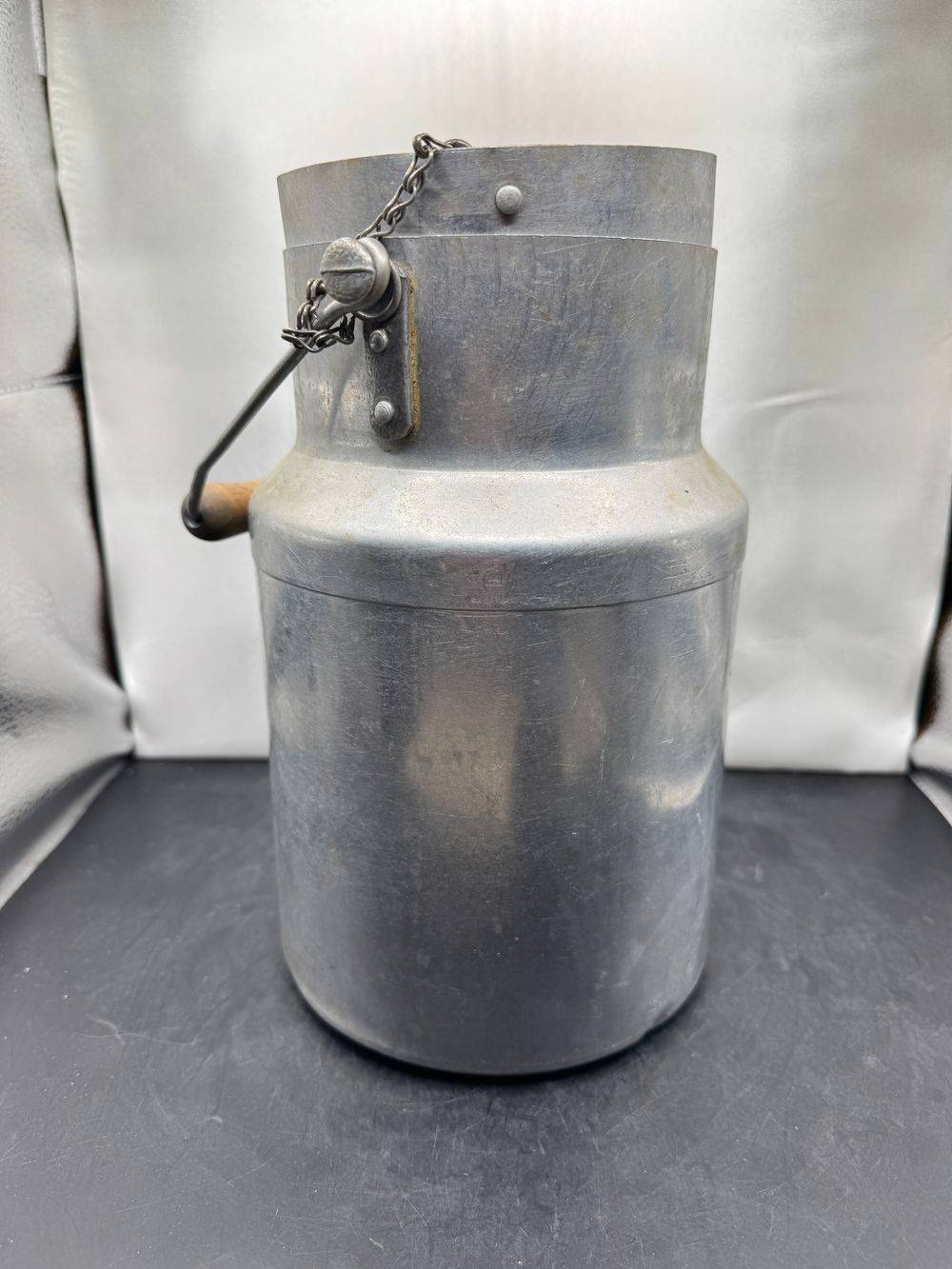 Ancien grand pot à lait en aluminium avec couvercle, chainette et poignée en bois - Vers 1950 - Déco - Collection – Image 4