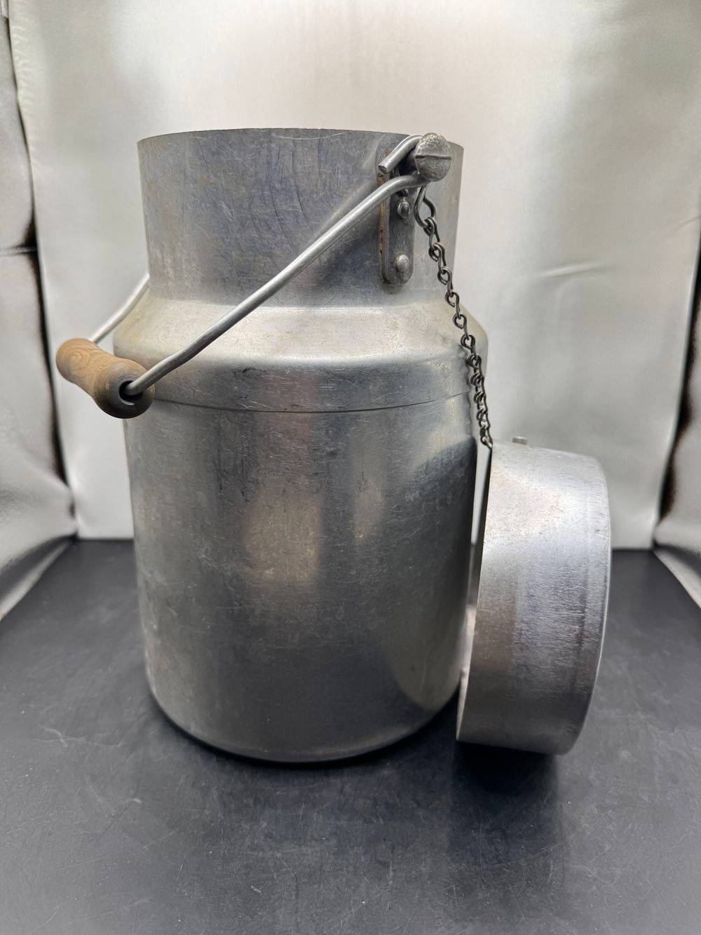 Ancien grand pot à lait en aluminium avec couvercle, chainette et poignée en bois - Vers 1950 - Déco - Collection – Image 5