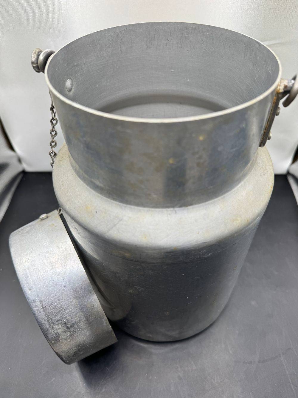 Ancien grand pot à lait en aluminium avec couvercle, chainette et poignée en bois - Vers 1950 - Déco - Collection – Image 6