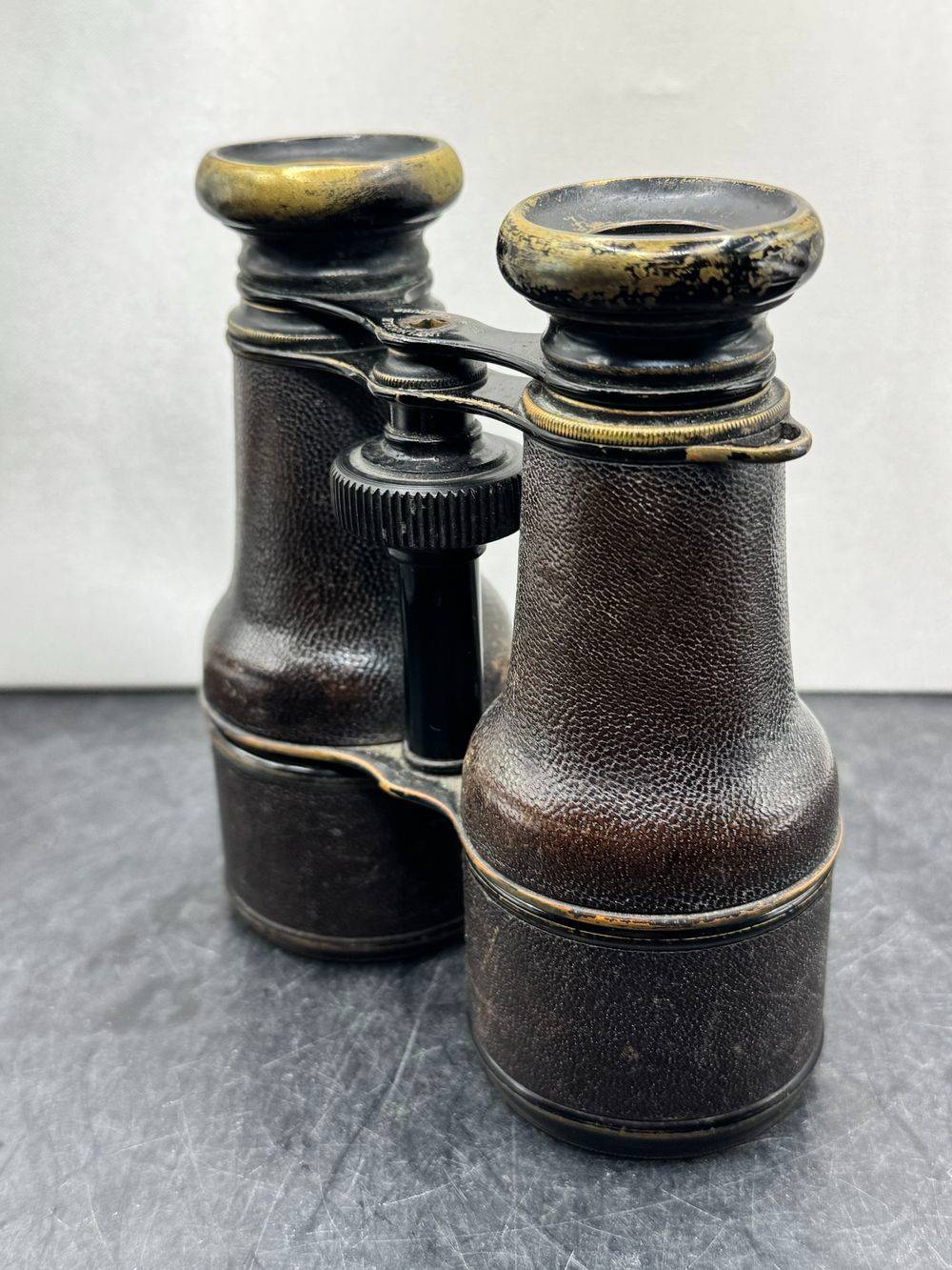 Paire de Jumelles anciennes marron et leur sacoche en cuir noir - Début 20ème - Collection - Décoration – Image 4