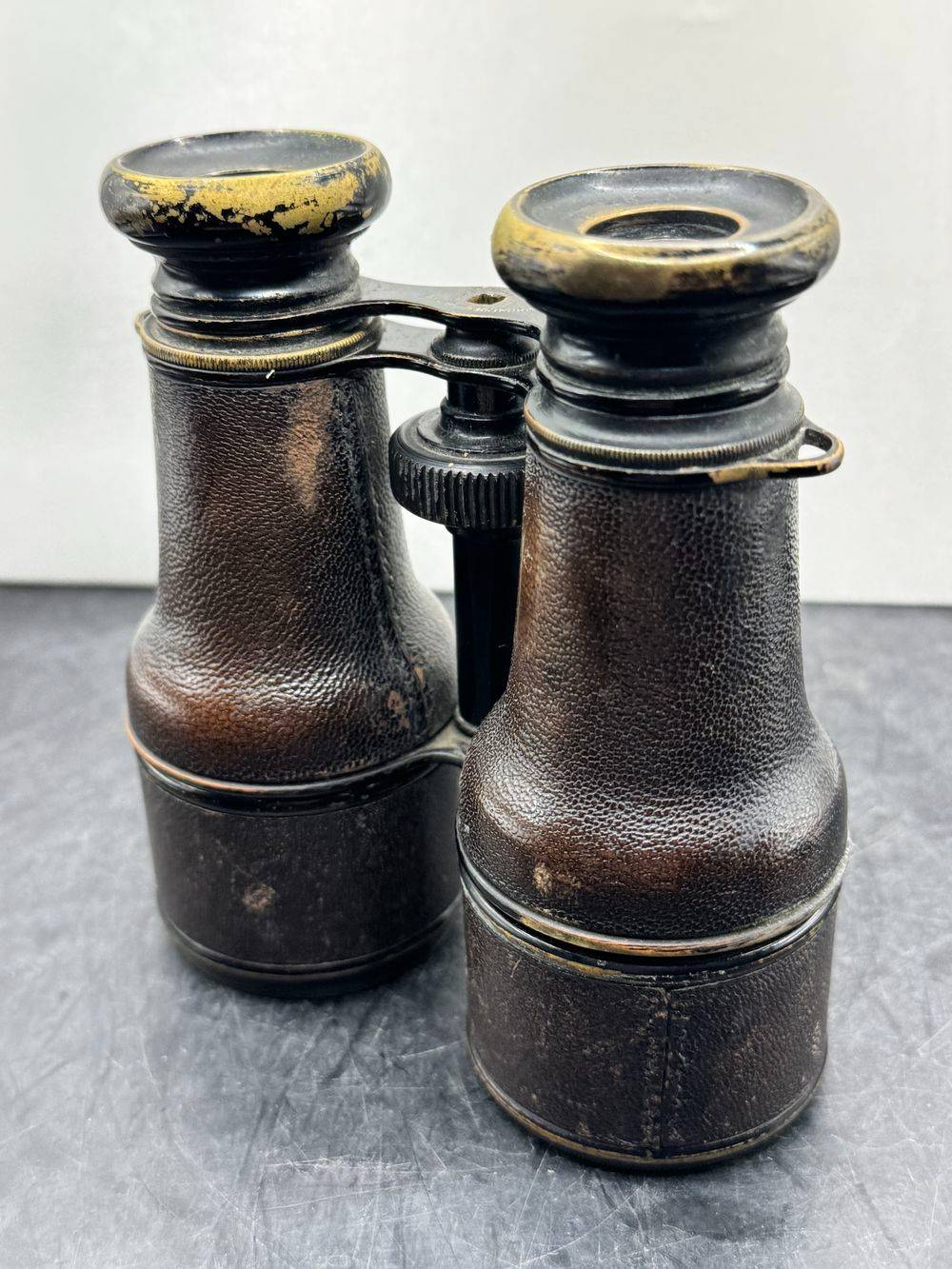 Paire de Jumelles anciennes marron et leur sacoche en cuir noir - Début 20ème - Collection - Décoration – Image 6