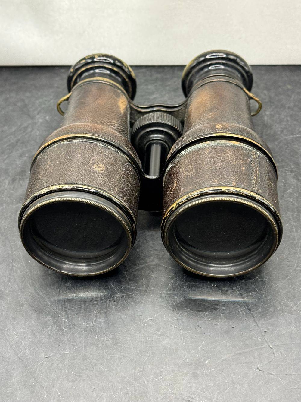 Paire de Jumelles anciennes marron et leur sacoche en cuir noir - Début 20ème - Collection - Décoration – Image 8