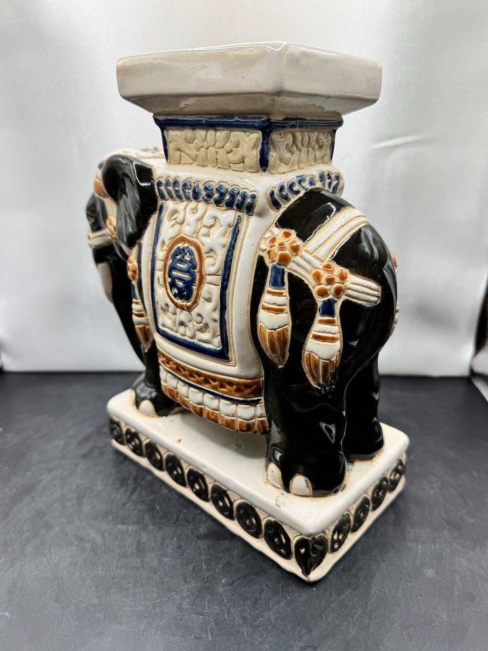Ancienne assez imposante sellette ou un support à plante en céramique émaillée représentant un éléphant - Asie - Chine - Blanc crème et marron foncé (rare) - Datant des années 70/80 - Collection - Décoration - Vintage – Image 2