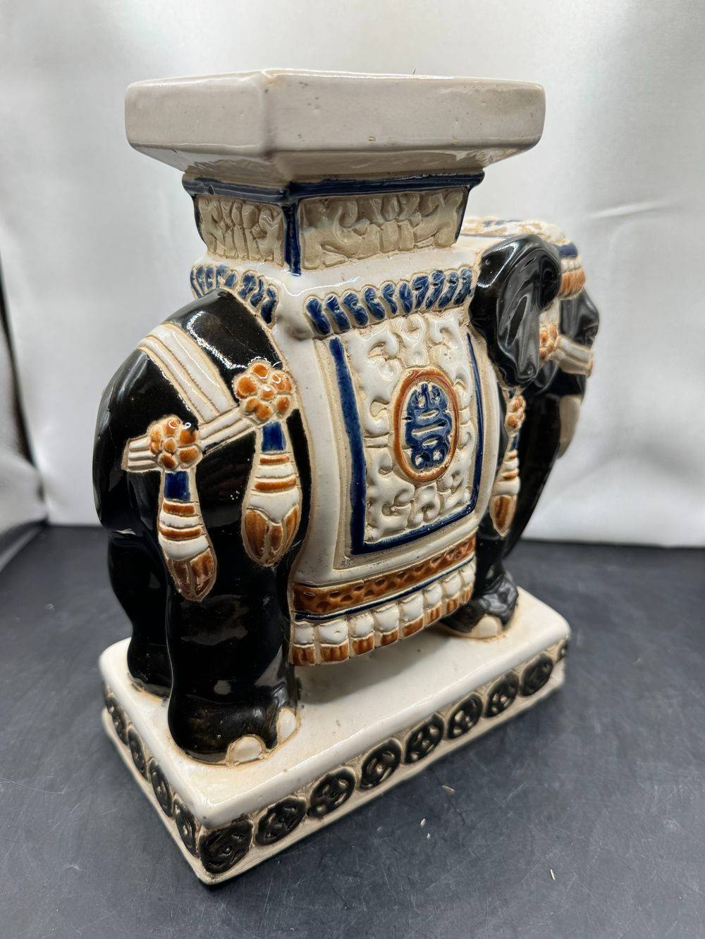 Ancienne assez imposante sellette ou un support à plante en céramique émaillée représentant un éléphant - Asie - Chine - Blanc crème et marron foncé (rare) - Datant des années 70/80 - Collection - Décoration - Vintage – Image 3