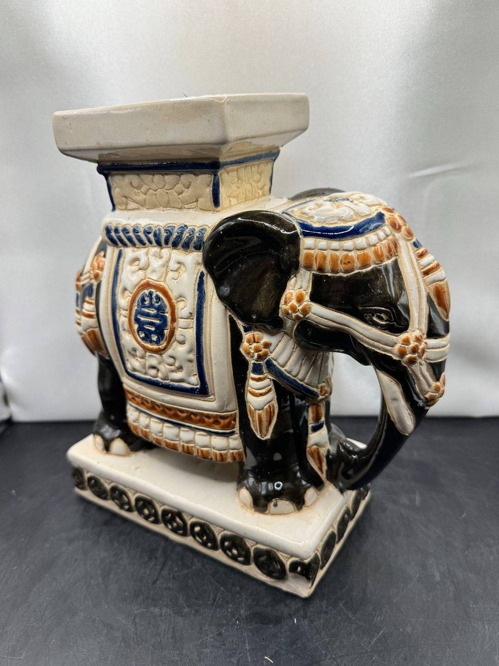 Ancienne assez imposante sellette ou un support à plante en céramique émaillée représentant un éléphant - Asie - Chine - Blanc crème et marron foncé (rare) - Datant des années 70/80 - Collection - Décoration - Vintage – Image 4