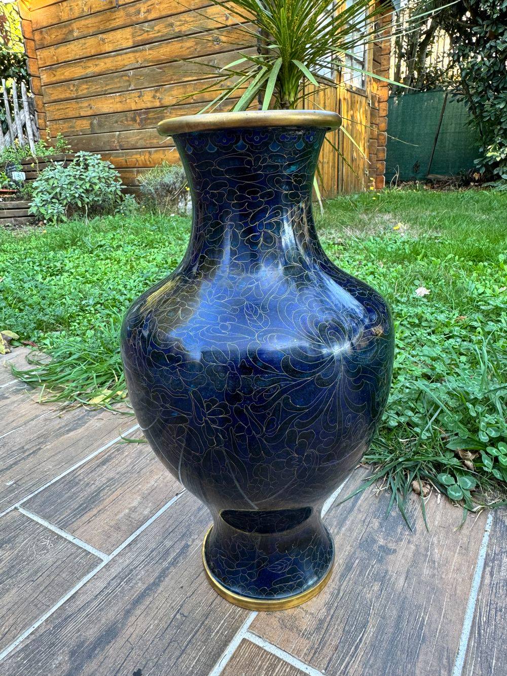 Ancien et grand vase cloisonné en émail bleu et doré sur son support en bois - Travail d'art asiatique du début du XXe siècle (vers les années 1920) - Collection - Décoration – Image 2