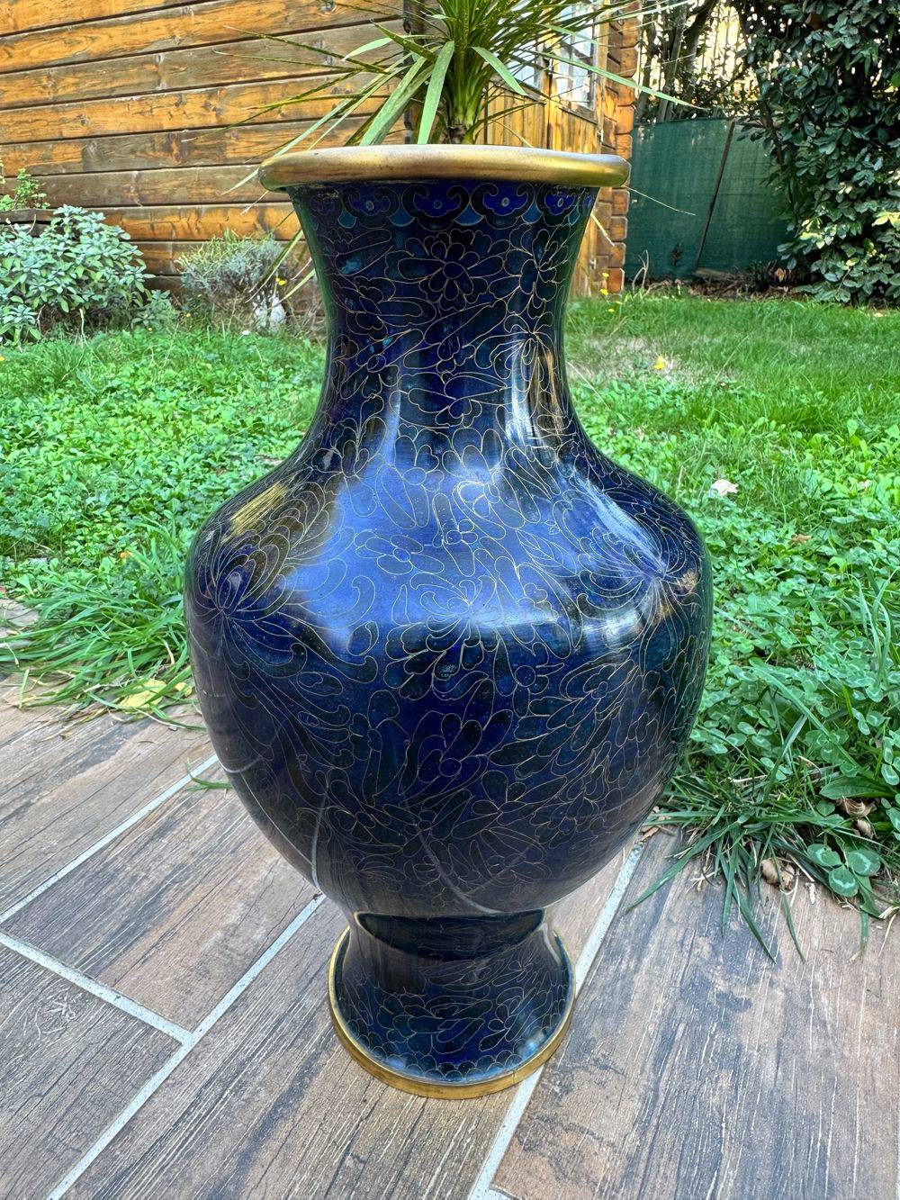 Ancien et grand vase cloisonné en émail bleu et doré sur son support en bois - Travail d'art asiatique du début du XXe siècle (vers les années 1920) - Collection - Décoration – Image 3