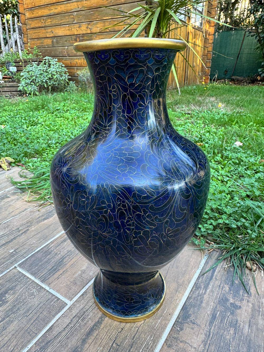 Ancien et grand vase cloisonné en émail bleu et doré sur son support en bois - Travail d'art asiatique du début du XXe siècle (vers les années 1920) - Collection - Décoration – Image 4