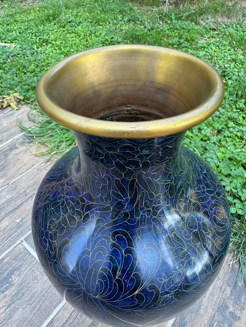 Ancien et grand vase cloisonné en émail bleu et doré sur son support en bois - Travail d'art asiatique du début du XXe siècle (vers les années 1920) - Collection - Décoration – Image 5