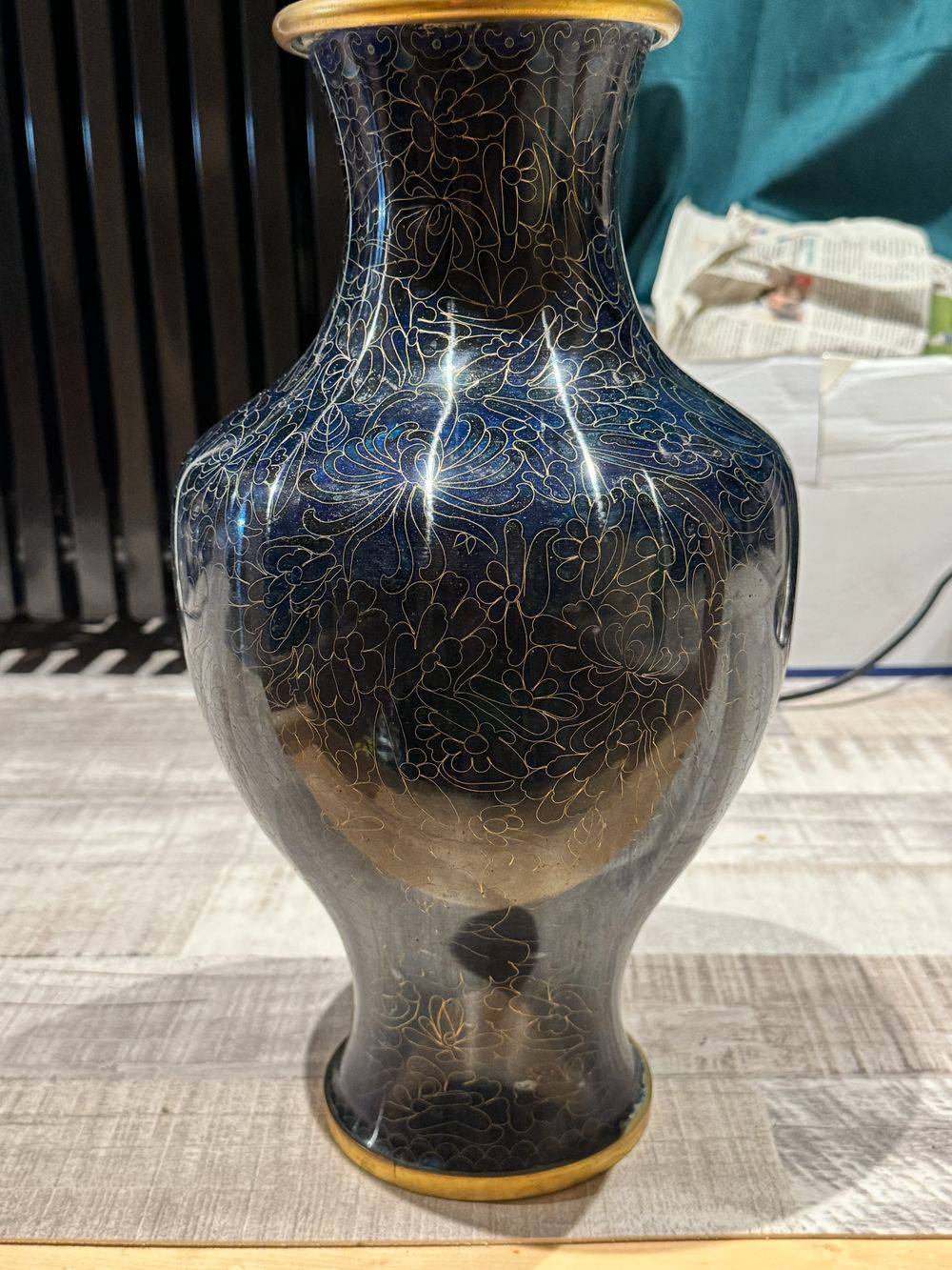 Ancien et grand vase cloisonné en émail bleu et doré sur son support en bois - Travail d'art asiatique du début du XXe siècle (vers les années 1920) - Collection - Décoration – Image 6