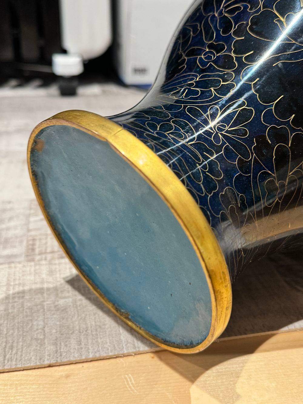 Ancien et grand vase cloisonné en émail bleu et doré sur son support en bois - Travail d'art asiatique du début du XXe siècle (vers les années 1920) - Collection - Décoration – Image 7