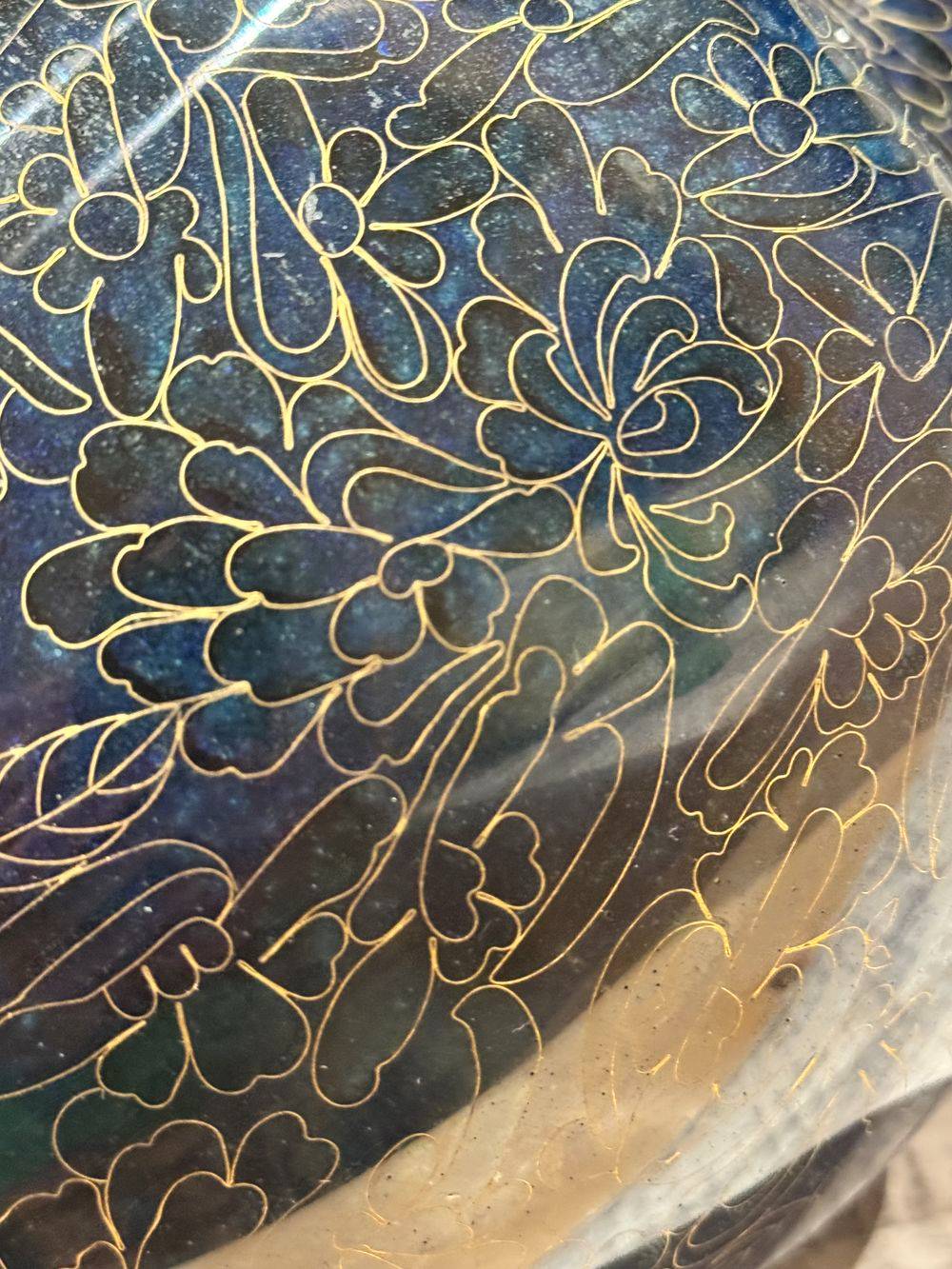 Ancien et grand vase cloisonné en émail bleu et doré sur son support en bois - Travail d'art asiatique du début du XXe siècle (vers les années 1920) - Collection - Décoration – Image 8