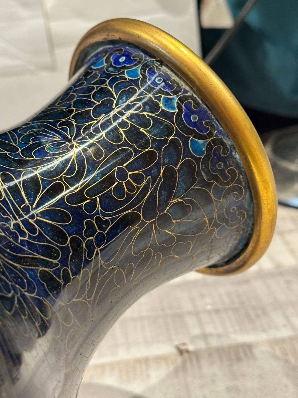 Ancien et grand vase cloisonné en émail bleu et doré sur son support en bois - Travail d'art asiatique du début du XXe siècle (vers les années 1920) - Collection - Décoration – Image 9