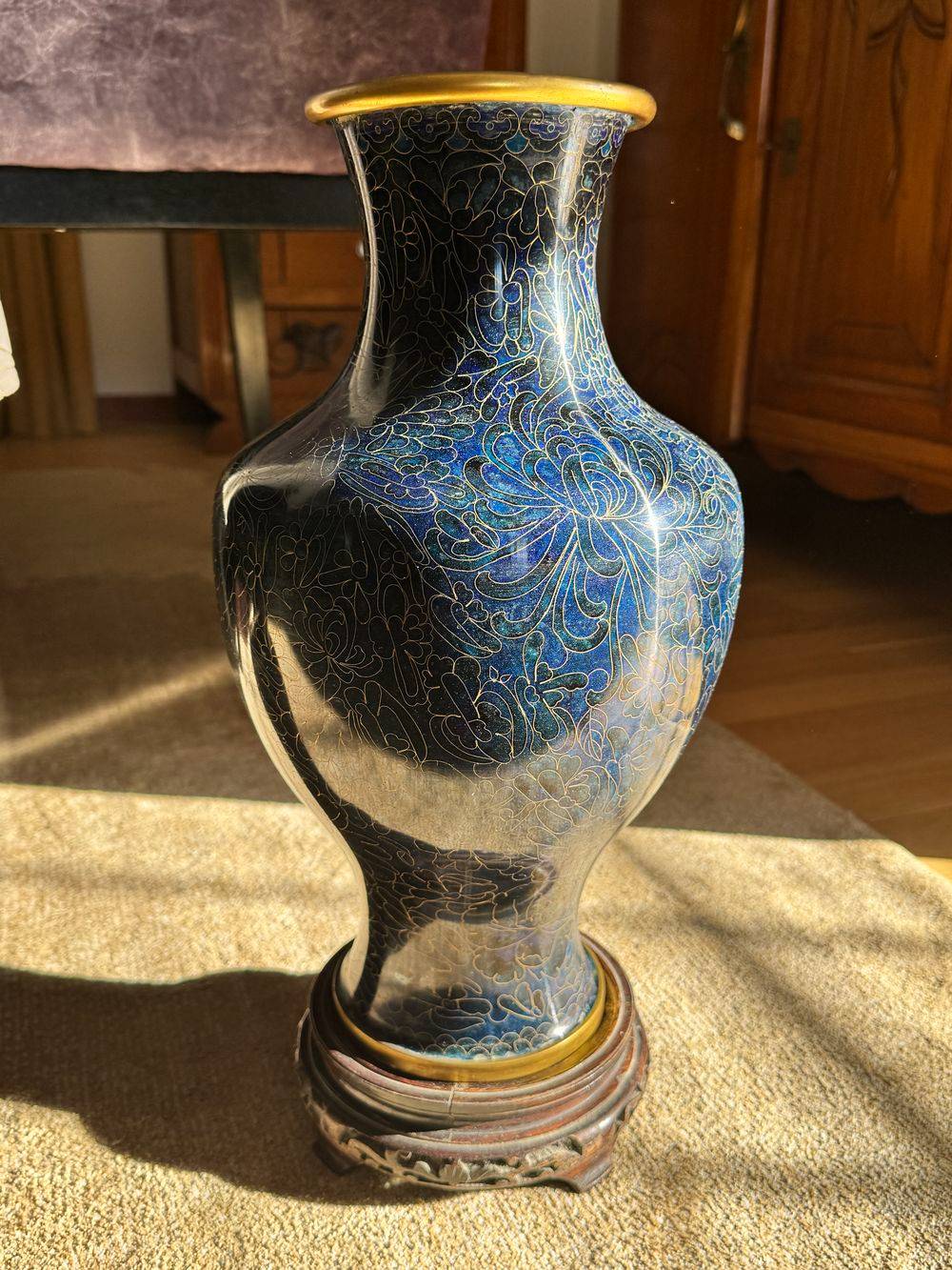 Ancien et grand vase cloisonné en émail bleu et doré sur son support en bois - Travail d'art asiatique du début du XXe siècle (vers les années 1920) - Collection - Décoration – Image 11