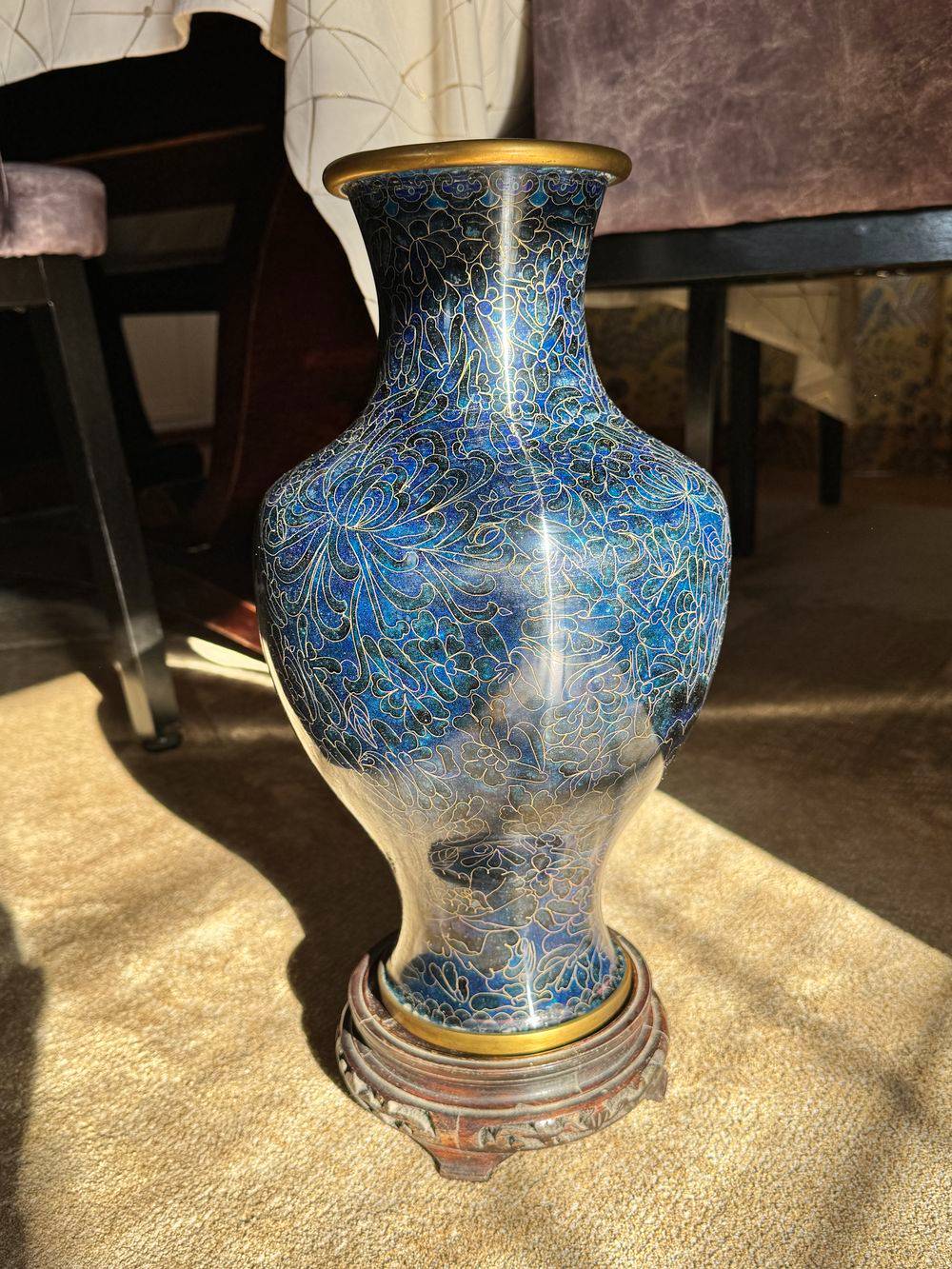 Ancien et grand vase cloisonné en émail bleu et doré sur son support en bois - Travail d'art asiatique du début du XXe siècle (vers les années 1920) - Collection - Décoration – Image 12