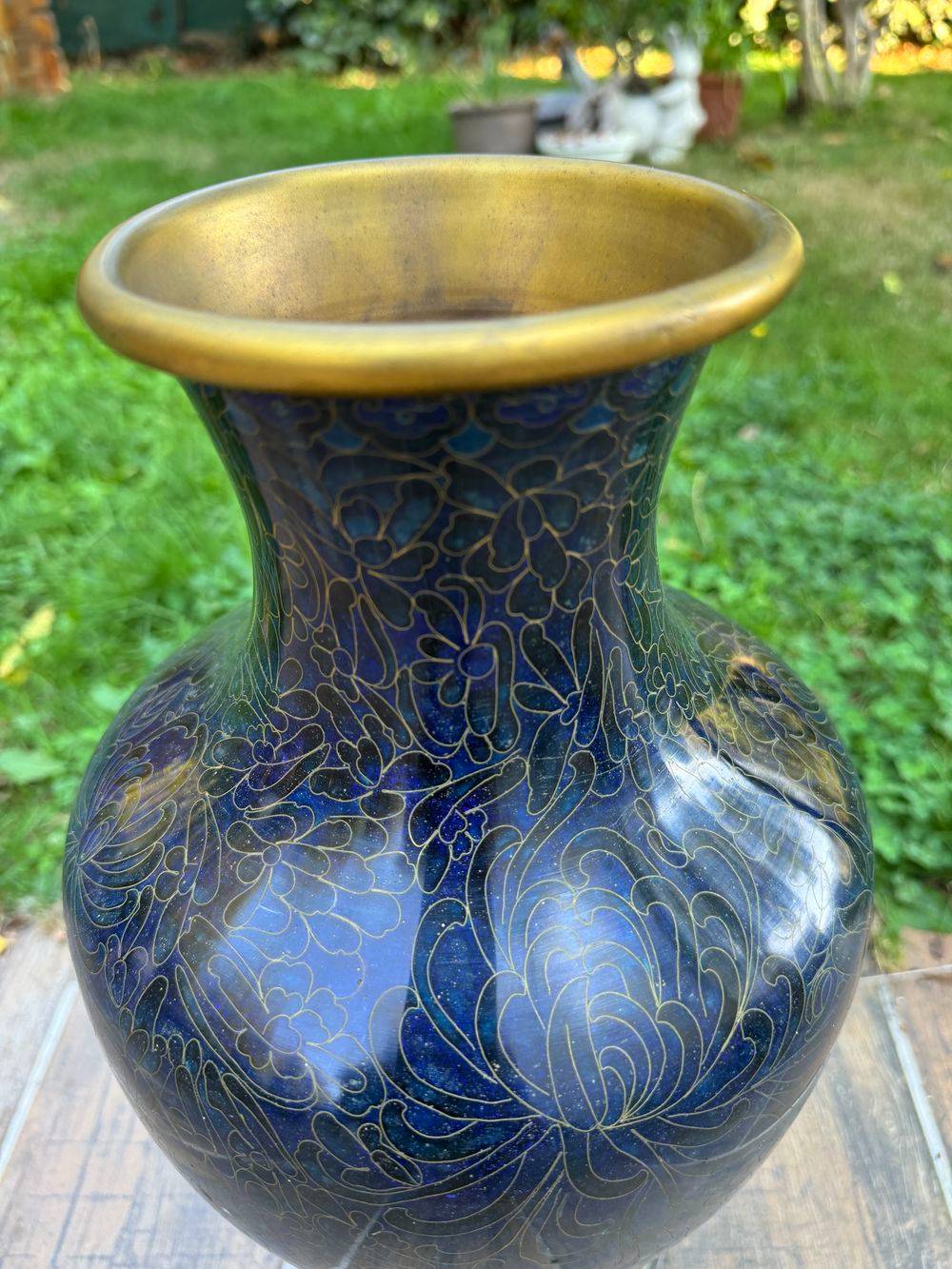 Ancien et grand vase cloisonné en émail bleu et doré sur son support en bois - Travail d'art asiatique du début du XXe siècle (vers les années 1920) - Collection - Décoration – Image 13