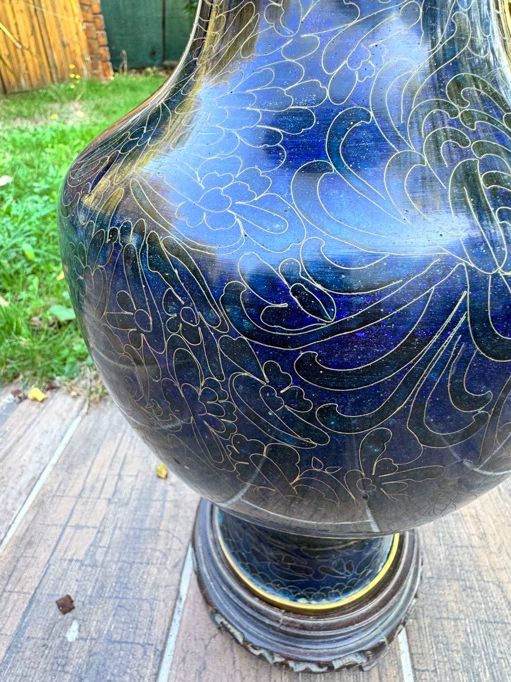 Ancien et grand vase cloisonné en émail bleu et doré sur son support en bois - Travail d'art asiatique du début du XXe siècle (vers les années 1920) - Collection - Décoration – Image 14