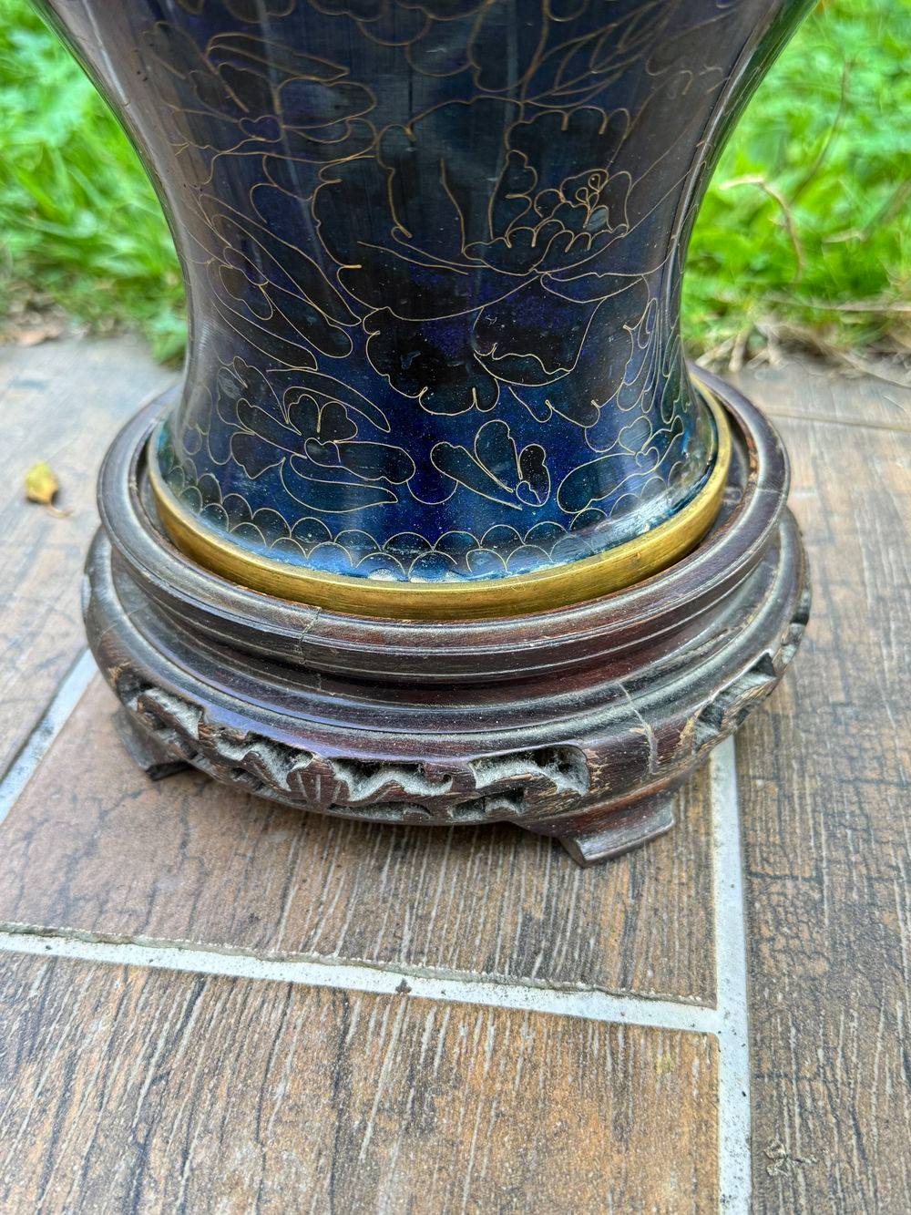 Ancien et grand vase cloisonné en émail bleu et doré sur son support en bois - Travail d'art asiatique du début du XXe siècle (vers les années 1920) - Collection - Décoration – Image 15