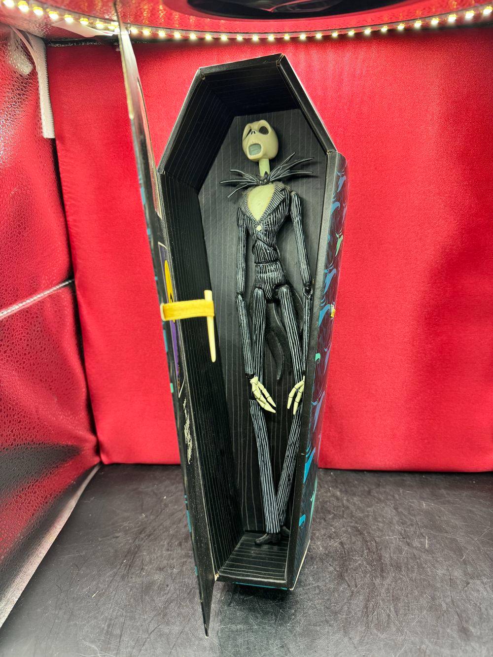 Boîte en forme de cercueil et une figurine articulée de Jack Skellington (L'Étrange Noël de Mr. Jack) de la marque Jun Planning - Tim Burton - Edition limitée Summer Convention / Wizard World 2001- 2001 exemplaires - Déco - Collection – Image 3