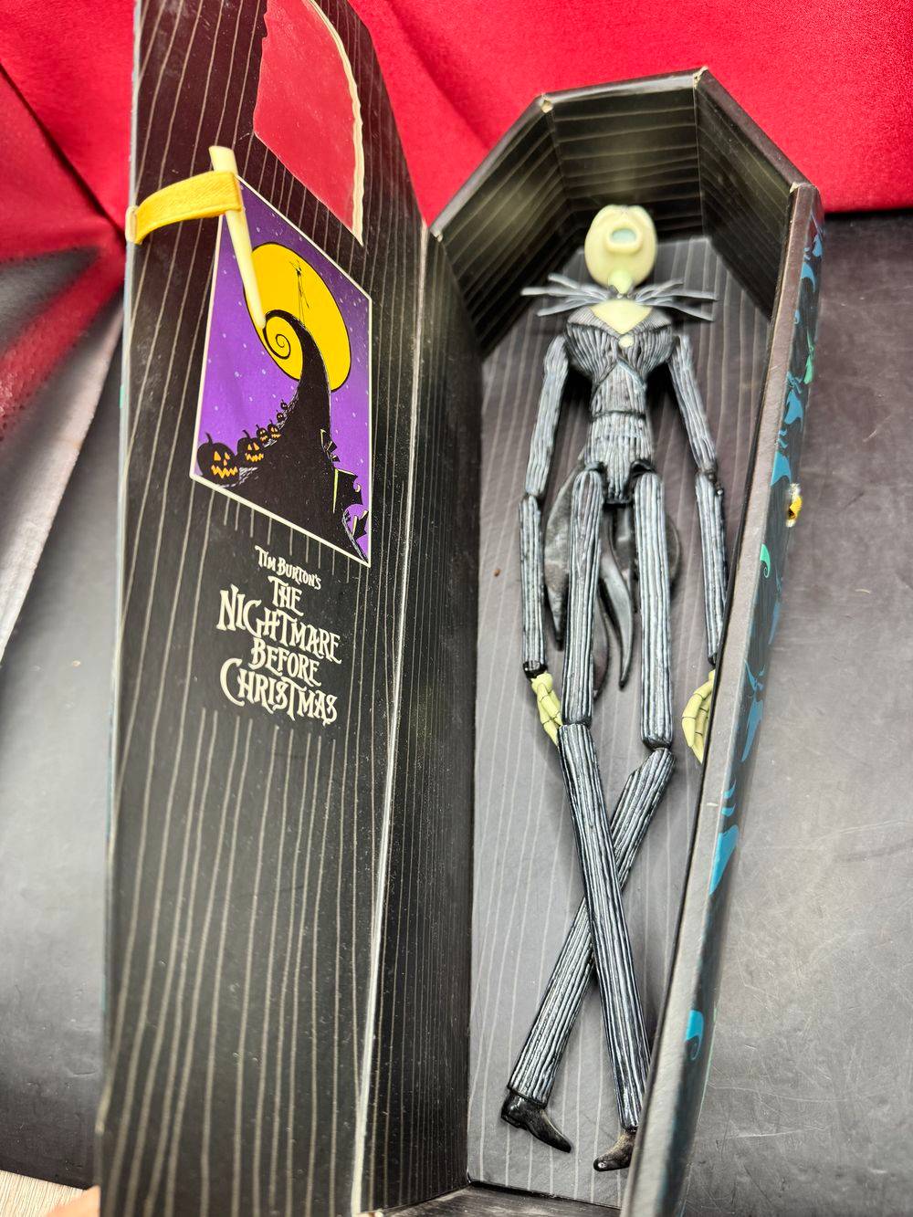 Boîte en forme de cercueil et une figurine articulée de Jack Skellington (L'Étrange Noël de Mr. Jack) de la marque Jun Planning - Tim Burton - Edition limitée Summer Convention / Wizard World 2001- 2001 exemplaires - Déco - Collection – Image 4