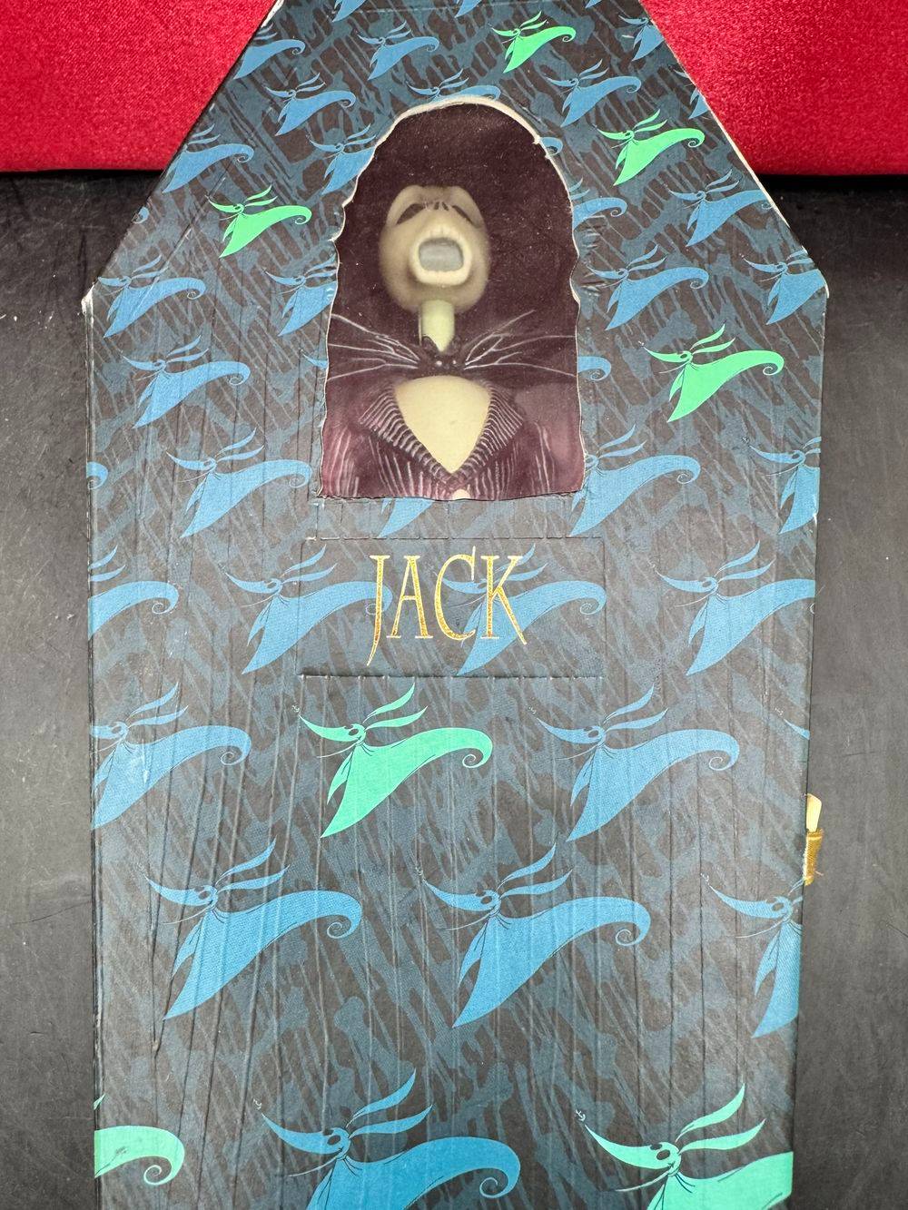 Boîte en forme de cercueil et une figurine articulée de Jack Skellington (L'Étrange Noël de Mr. Jack) de la marque Jun Planning - Tim Burton - Edition limitée Summer Convention / Wizard World 2001- 2001 exemplaires - Déco - Collection – Image 5