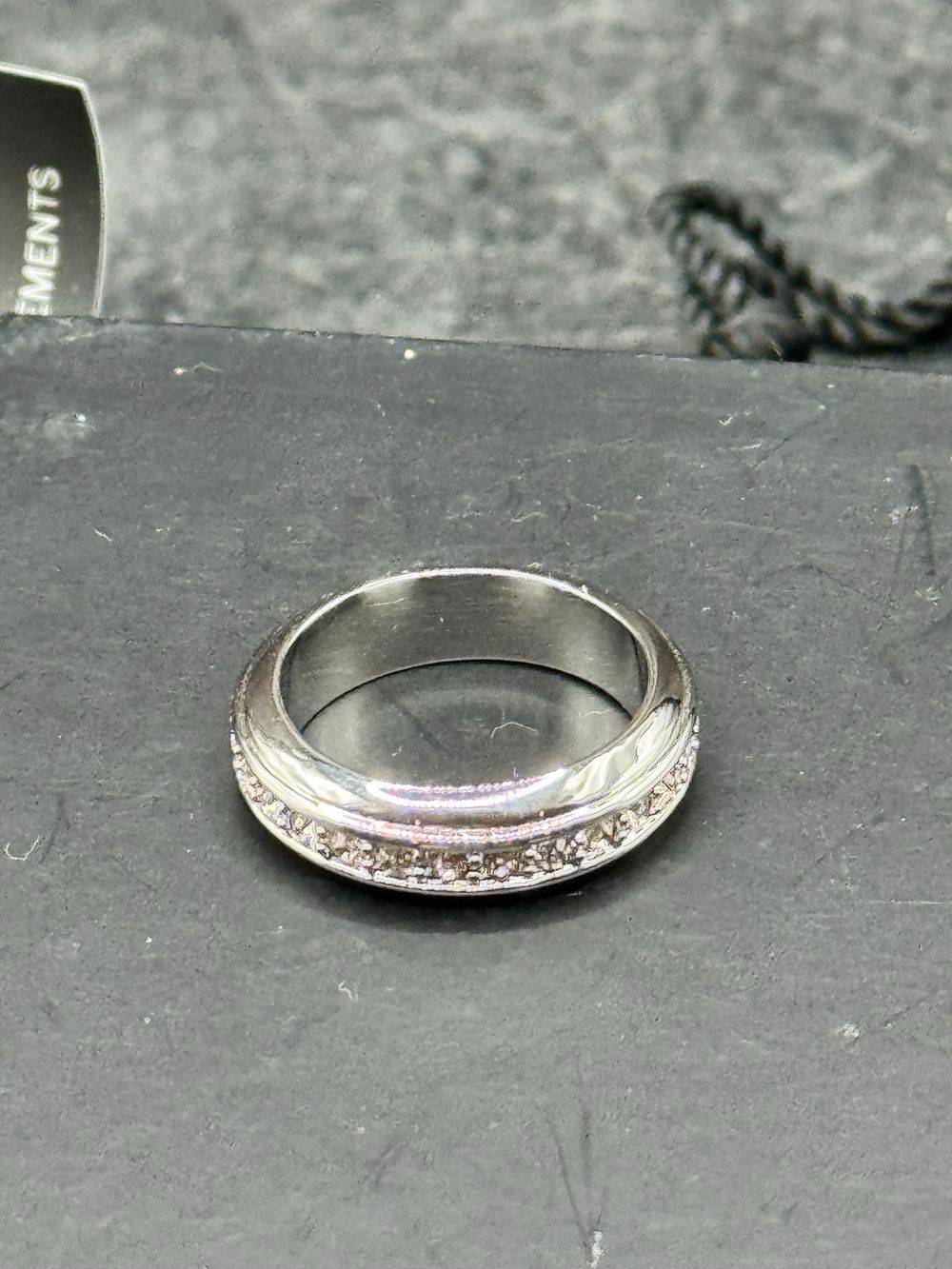 Bague / alliance Liora en acier inoxydable plaqué, sertis de cristaux de type Swarovski et sa boite d'origine - Taille 54 (voir photos) - Collection - Bijoux – Image 4