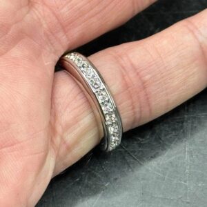 Bague / alliance Liora en acier inoxydable plaqué et sertis de cristaux de type Swarovski et sa boite d'origine - Taille 54 (voir photos) - Collection - Bijoux