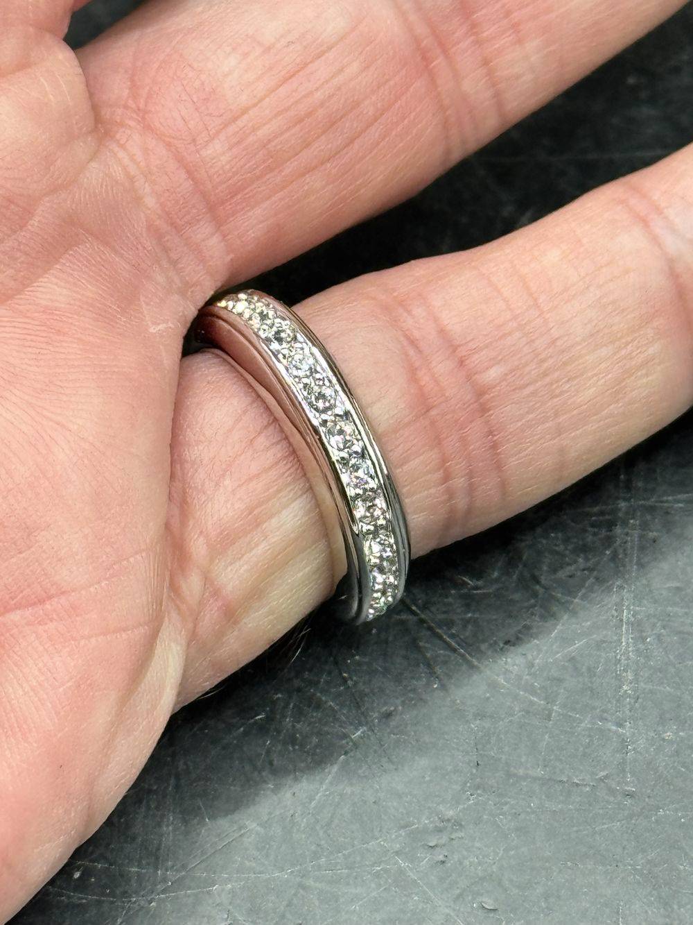 Bague / alliance Liora en acier inoxydable plaqué et sertis de cristaux de type Swarovski et sa boite d'origine - Taille 54 (voir photos) - Collection - Bijoux