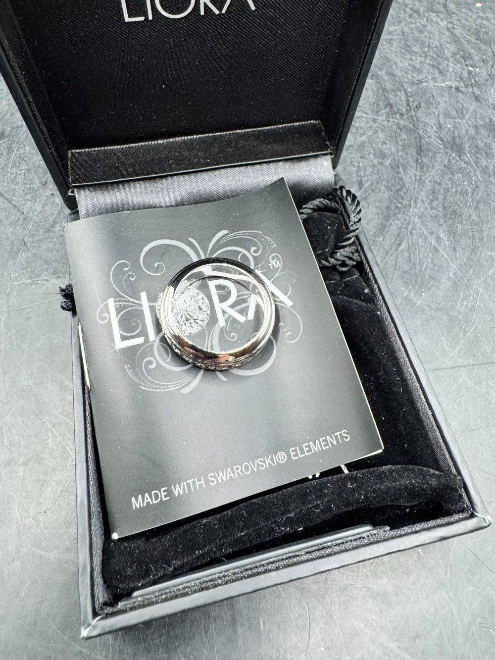 Bague / alliance Liora en acier inoxydable plaqué, sertis de cristaux de type Swarovski et sa boite d'origine - Taille 54 (voir photos) - Collection - Bijoux – Image 7
