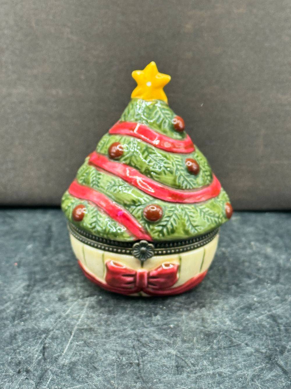 Boîte à bibelots en porcelaine en forme de sapin de Noël - Décorée avec un ruban rouge et surmontée d'une étoile jaune - Villeroy & Boch (collection Winter Bakery / Treat) - Décoration – Image 2