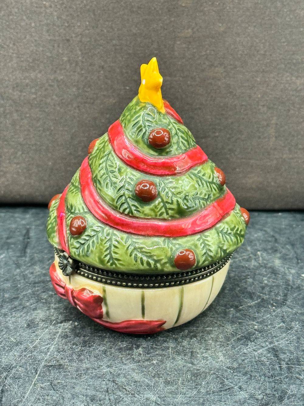 Boîte à bibelots en porcelaine en forme de sapin de Noël - Décorée avec un ruban rouge et surmontée d'une étoile jaune - Villeroy & Boch (collection Winter Bakery / Treat) - Décoration – Image 3