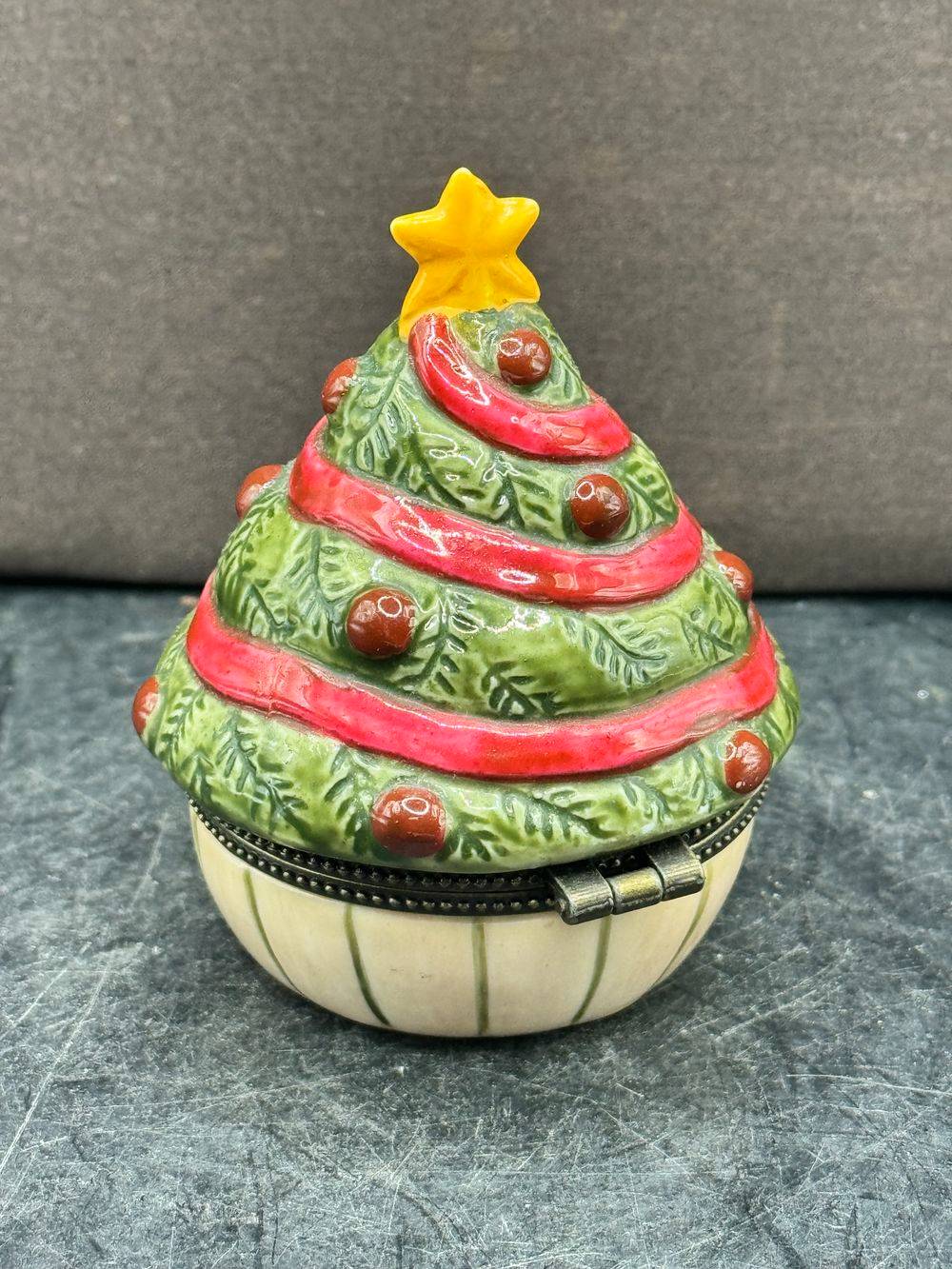 Boîte à bibelots en porcelaine en forme de sapin de Noël - Décorée avec un ruban rouge et surmontée d'une étoile jaune - Villeroy & Boch (collection Winter Bakery / Treat) - Décoration – Image 4