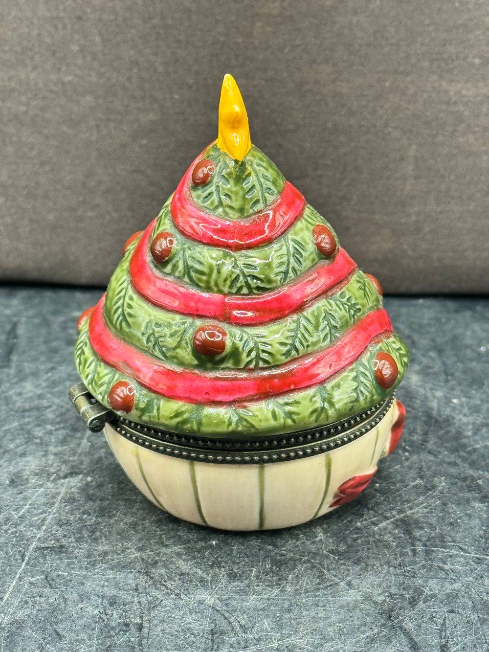 Boîte à bibelots en porcelaine en forme de sapin de Noël - Décorée avec un ruban rouge et surmontée d'une étoile jaune - Villeroy & Boch (collection Winter Bakery / Treat) - Décoration – Image 5