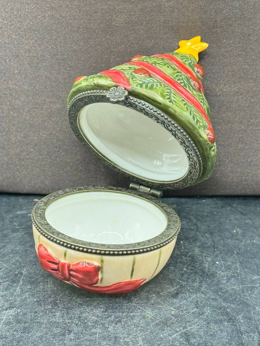 Boîte à bibelots en porcelaine en forme de sapin de Noël - Décorée avec un ruban rouge et surmontée d'une étoile jaune - Villeroy & Boch (collection Winter Bakery / Treat) - Décoration – Image 6