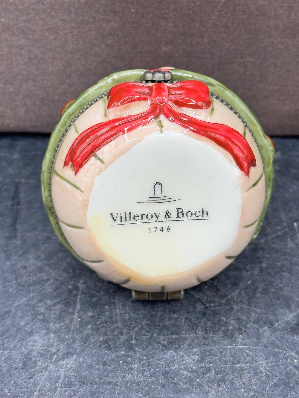 Boîte à bibelots en porcelaine en forme de sapin de Noël - Décorée avec un ruban rouge et surmontée d'une étoile jaune - Villeroy & Boch (collection Winter Bakery / Treat) - Décoration – Image 7