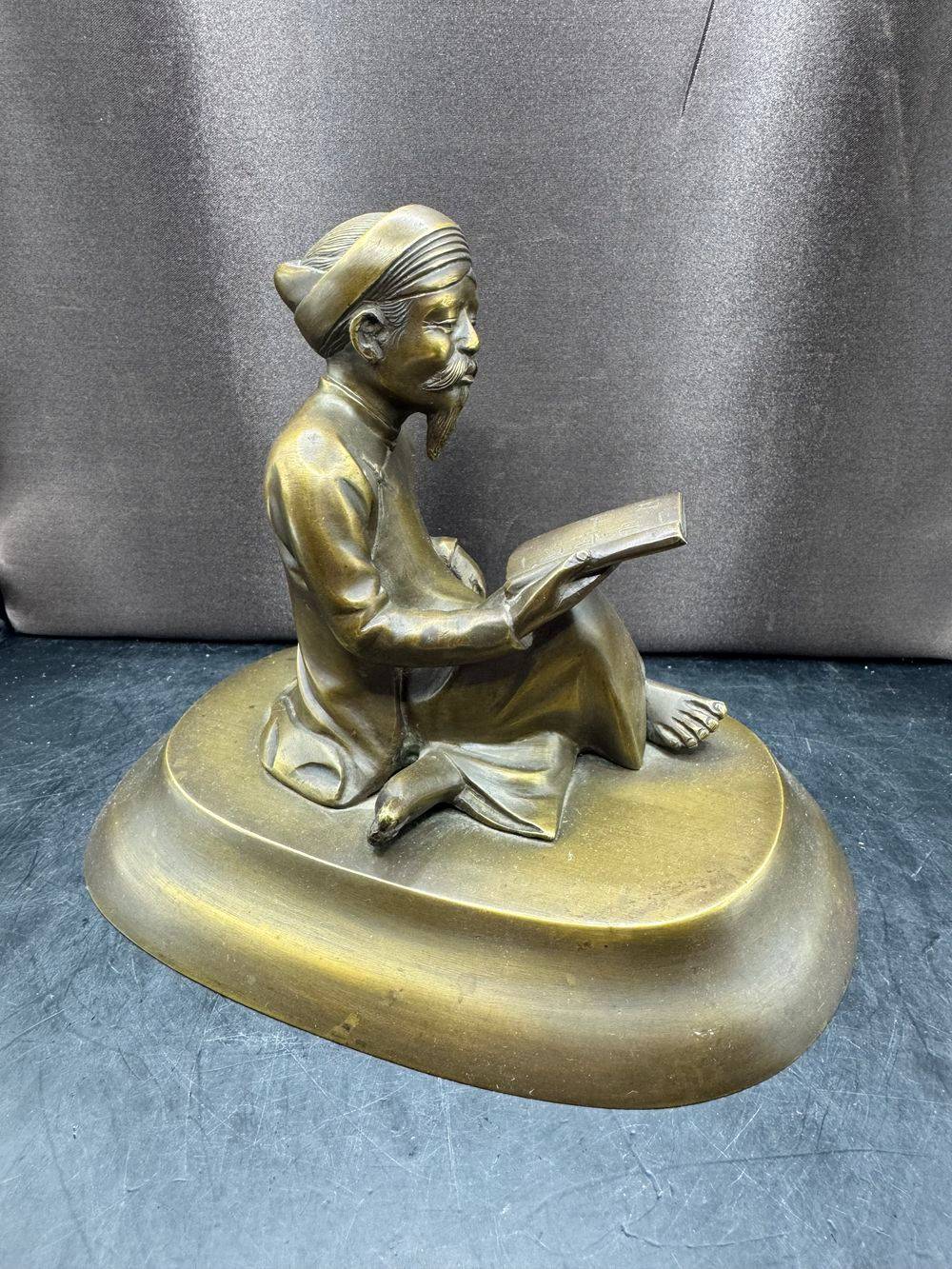 Rarissime et magnifique figurine / Statuette en bronze représentant un lecteur annamite - Indochine - Vers 1920 - Collection - Décoration – Image 2